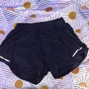 Black Lululemon 4 in hotty hot shorts